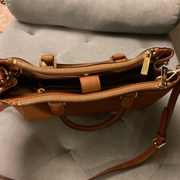 ⭐️ Michael Kors Sutton Satchel - Picture 7 of 8